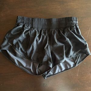 Lululemon Hotty Hot Low-Rise Lined Short 2.5”